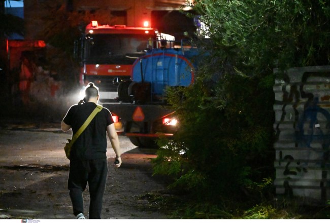 Νίκαια: Φωτιά σε εγκαταλελειμμένο κτίριο - Κινητοποίηση της Πυροσβεστικής [εικόνες - βίντεο]