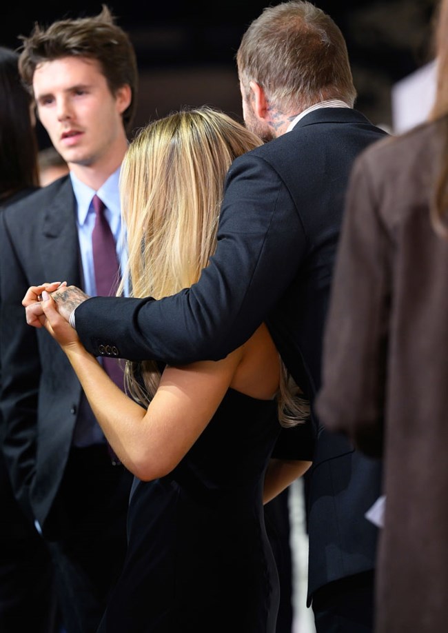 Πρωταγωνίστρια η Χάρπερ Μπέκαμ στη νέα οικογενειακή εμφάνιση στο Παρίσι - Δίπλα στους γονείς της μετά τις κατηγορίες του Μπρούκλιν