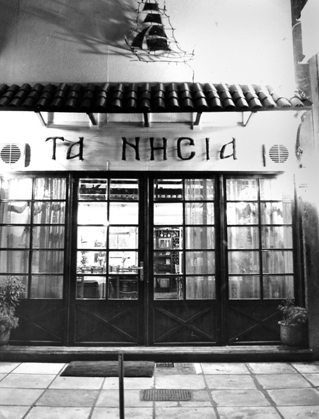 Τίτλοι τέλους για τα "Νησιά", το ιστορικό εστιατόριο που αγαπούσε η Βουγιουκλάκη και μάγεψε Ντενέβ, Μελίνα, Κέιτζ, Καλατράβα