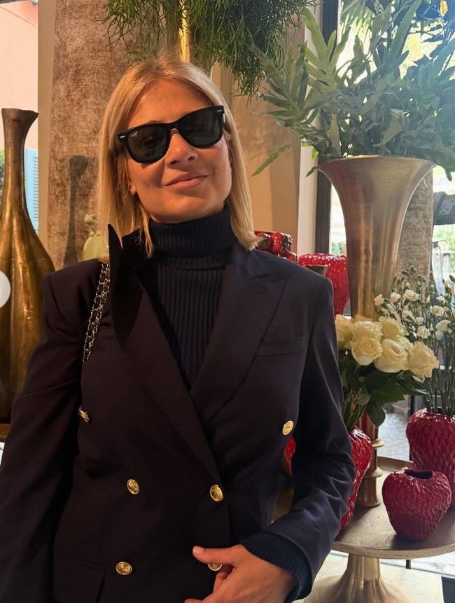Η Φαίη Σκορδά φινετσάτη στην Ιταλία: Η φωτογραφία με τα δύο ποτήρια κρασί