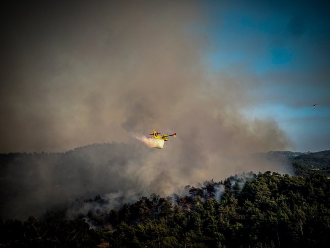 Φωτιά στη Ρόδο: Καυτός αέρας σηκώνει κάφτρες που δημιουργούν νέες εστίες - Έκκληση για βοήθεια στον Προφήτη Ηλία