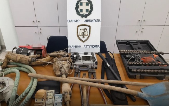 Φωκίδα: Είχαν σκάψει τούνελ 12 μέτρων και έψαχναν αρχαία νομίσματα - Πώς τους έπιασε η ΕΛΑΣ [βίντεο]