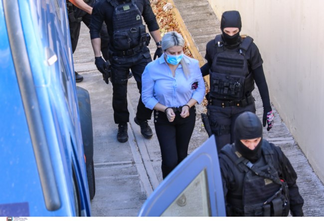Επίθεση με βιτριόλι: Στο δικαστήριο από την πίσω πόρτα η Κακαράντζουλα - Η πρώτη εμφάνιση μετά τη σύλληψη [εικόνες - βίντεο]
