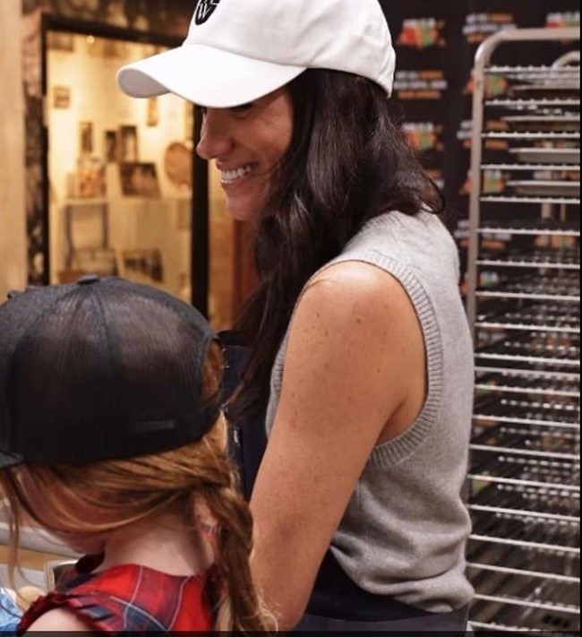 Στην... κουζίνα τα πριγκιπόπουλα  Άρτσι και Λίλιμπετ: Μοίρασαν γεύματα για φιλανθρωπικό σκοπό