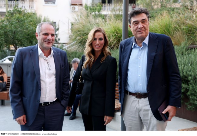 Λένα Φλυτζάνη: Η σπάνια δημόσια εμφάνιση της παρουσιάστριας - Το total black look της με σικάτο, καλοραμμένο κοστούμι