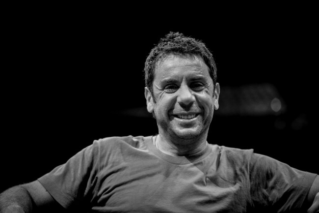 Γιώργος Μαζωνάκης: Ο λαϊκός τραγουδιστής που έζησε σαν ροκ σταρ