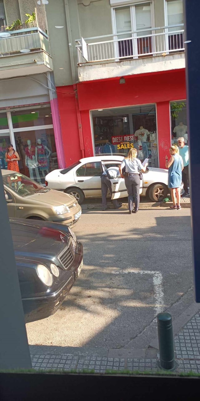 Τραγωδία στην Κοζάνη: Νεκρός 54χρονος οδηγός που έπεσε πάνω σε βιτρίνα καταστήματος