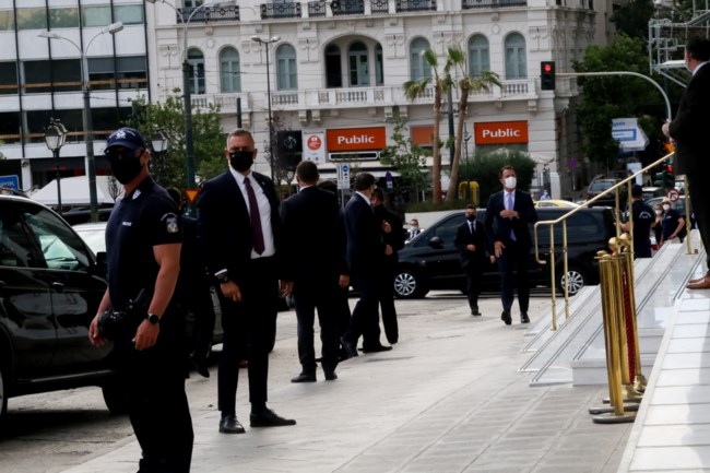 Στην Αθήνα ο Τσαβούσογλου: Οι αγκαλιές με τον Νίκο Δένδια και το δείπνο στην Ακρόπολη [εικόνες]