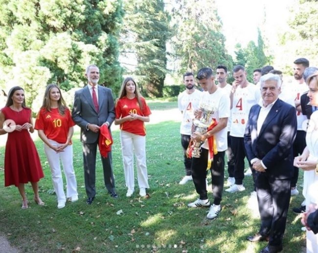Πριγκίπισσες και βασίλισσα στα κόκκινα για τους πρωταθλητές - Στο παλάτι της Μαδρίτης το κύπελλο του Euro 2024