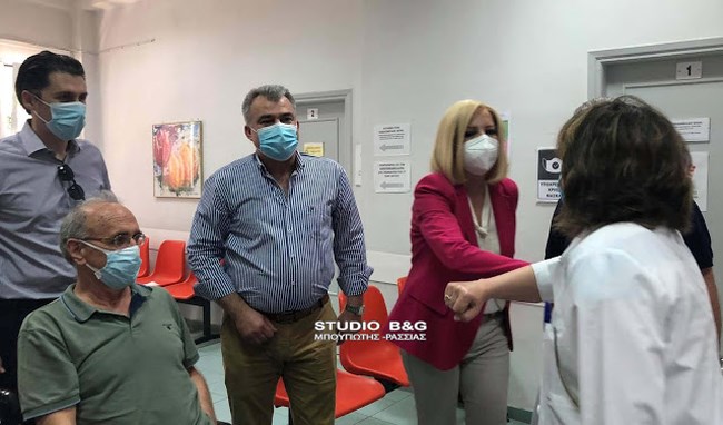 Καμπάνια Γεννηματά υπέρ του εμβολιασμού: "Εμβολιαζόμαστε γιατί νοιαζόμαστε - Στηρίζουμε την υποχρεωτικότητα" [εικόνες]