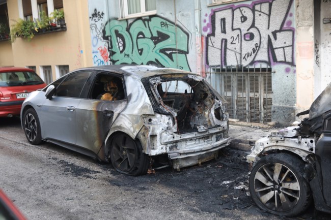Συναγερμός στα Εξάρχεια: Ταυτόχρονοι εμπρησμοί σε σταθμευμένα οχήματα [εικόνες - βίντεο]