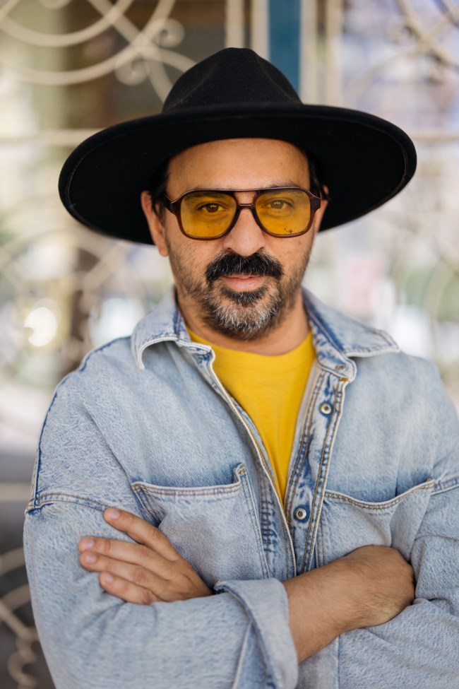Ο Monsieur Minimal στο TheTOC: "Ζούμε στη χώρα του σουρεάλ"