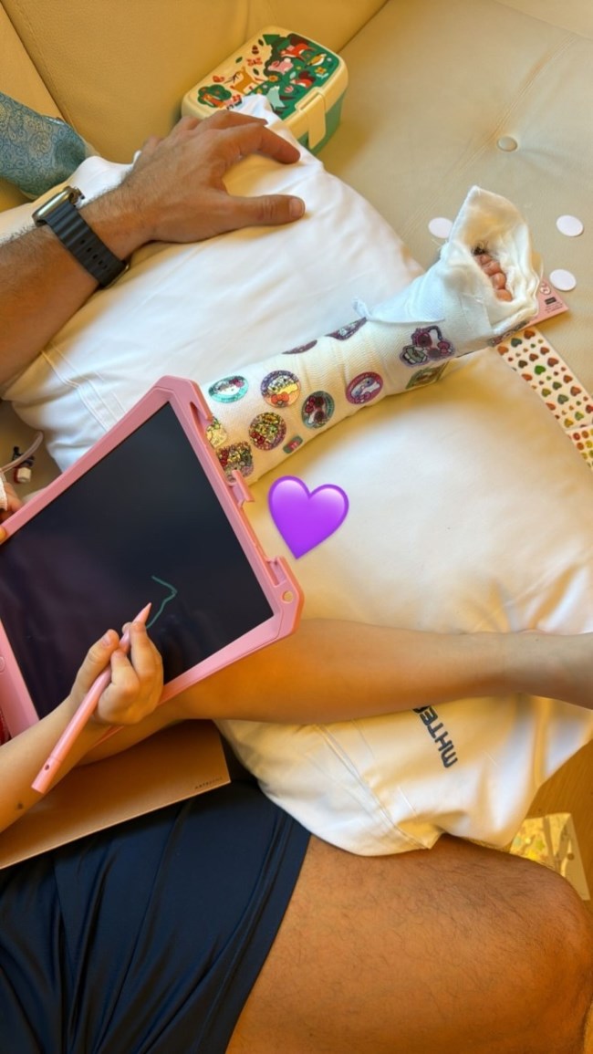 Απρόοπτο για τη Χριστίνα Μπόμπα και τον Σάκη Τανιμανίδη- Στο γύψο το πόδι της μίας δίδυμης