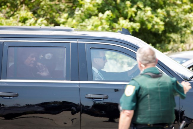 ΗΠΑ: Στον δρόμο για τη Νέα Υόρκη ο Τραμπ - Θα παρουσιαστεί στον εισαγγελέα μετά την ποινική δίωξη [Εικόνες - Βίντεο]