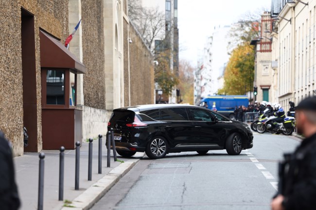 Η στιγμή που ο Σαρκοζί γυρίζει σπίτι: Μέσα σε SUV με φιμέ τζάμια και την Κάρλα Μπρούνι δίπλα του