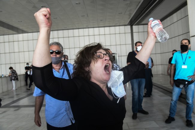 Συγκλονιστικό βίντεο: Η στιγμή που η Μάγδα Φύσσα ακούει την απόφαση του δικαστηρίου και βγαίνει από την αίθουσα