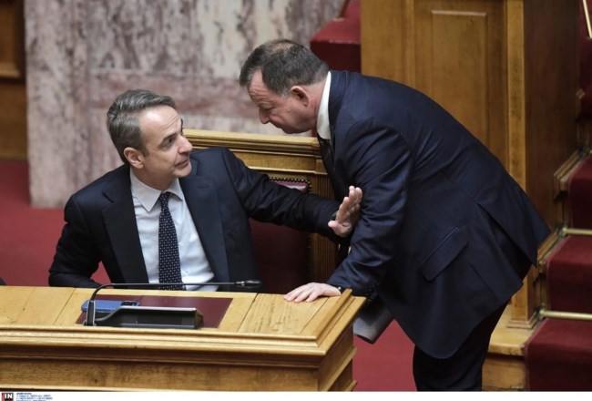 Βουλή: Το τετ-α-τετ Μητσοτάκη με Γιόγιακα - Οι χειρονομίες του πρωθυπουργού όταν του μιλούσε ο βουλευτής [εικόνες]