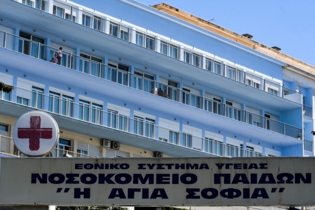 Καμένο και αφυδατωμένο το 4χρονο κορίτσι στο Παίδων – Μία άλλη γυναίκα κατηγορεί η μητέρα, που το άφησε αβοήθητο πολλές ημέρες
