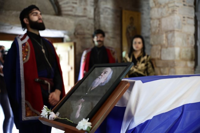 Σε λαϊκό προσκύνημα η σορός του Γιάννη Μαρκόπουλου - Με την ελληνική σημαία το φέρετρο [εικόνες]