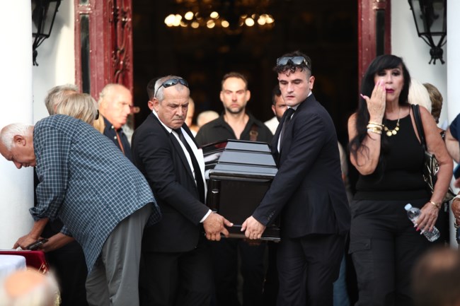 Κηδεία Παύλου Γερακάρη: Φίλοι και συγγενείς είπαν το τελευταίο "αντίο" στον αθλητικογράφο - Στο Βραχάτι η ταφή [εικόνες - βίντεο]