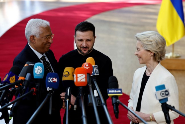 Ανάλυση Politico: Γιατί ο Τραμπ αγνοεί επιδεικτικά την ΕΕ για την Ουκρανία ενώ κάνει ό,τι απαιτεί ο Αμερικανός πρόεδρος