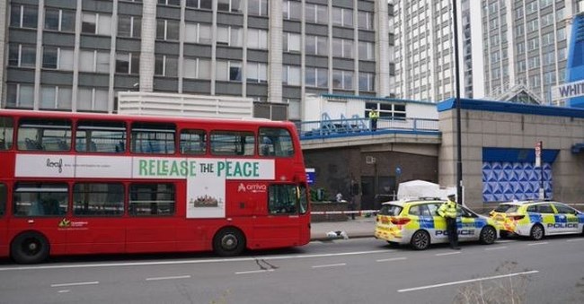 Λονδίνο: Έφηβος σκότωσε 15χρονη στη μέση του δρόμου - Πήγε να της δώσει λουλούδια, αρνήθηκε και τη μαχαίρωσε στο λαιμό