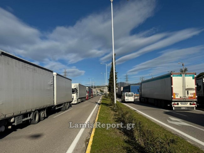 Λαμία: Ένα απέραντο πάρκινγκ για φορτηγά η είσοδος της πόλης λόγω του μπλόκου στον Μπράλο [εικόνες - βίντεο]
