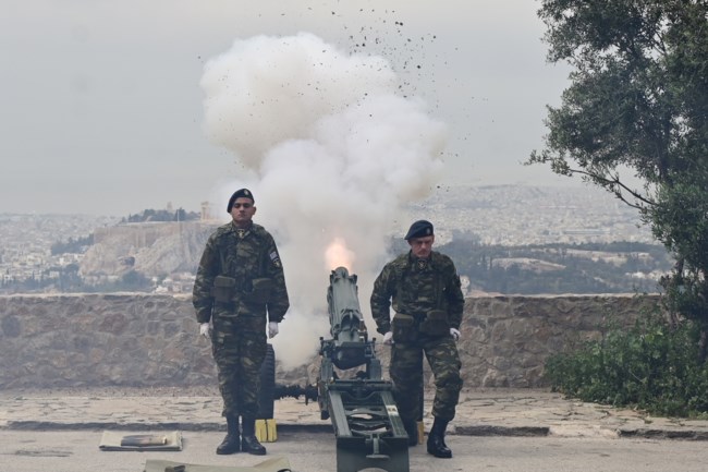 Οι 21 κανονιοβολισμοί στον Λυκαβηττό για τον εορτασμό της 25ης Μαρτίου [εικόνες - βίντεο]
