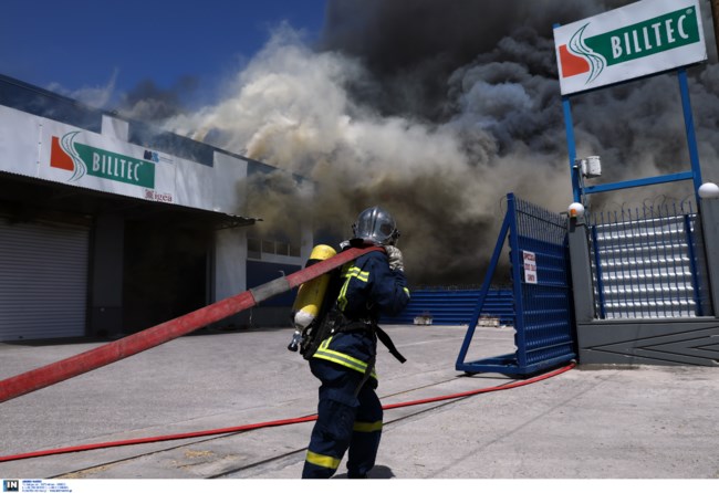 Σκληρή "μάχη" των πυροσβεστών με μεγάλη φωτιά σε εργοστάσιο στον Ασπρόπυργο [εικόνες]