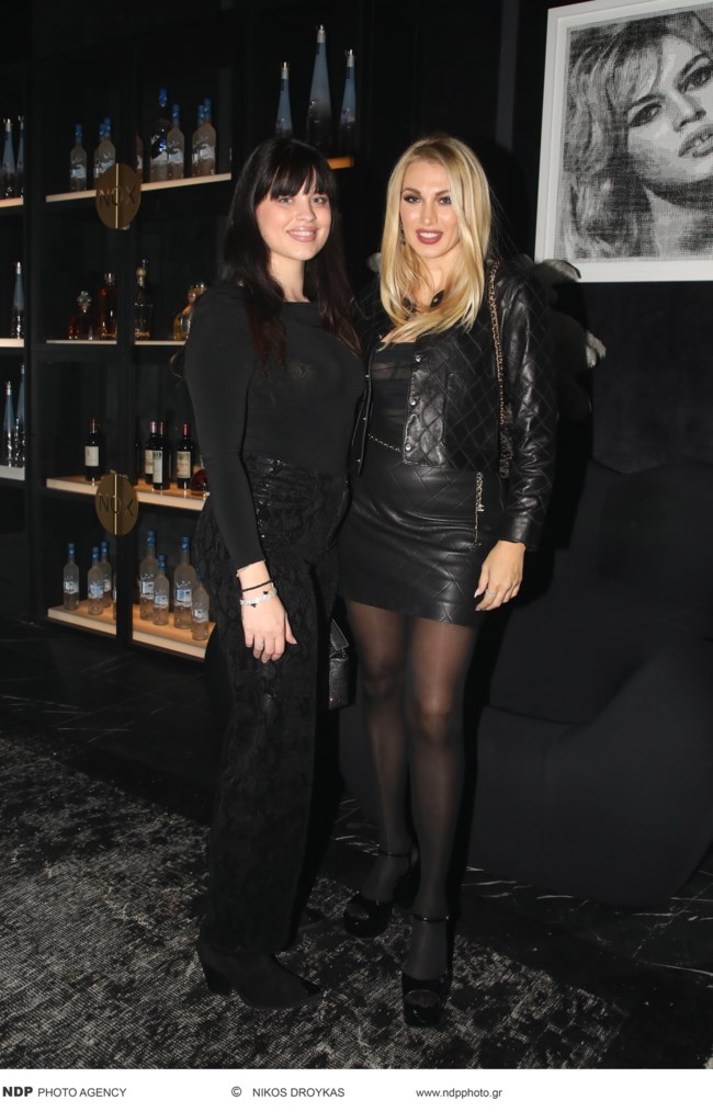 Βραδιά διασκέδασης για την Κωνσταντίνα Σπυροπούλου και την αδερφή της, Κατερίνα