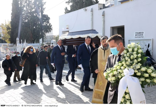 Σπαρακτικό το τελευταίο αντίο στον Ερρίκο Ανδρέου - Απούσα η Νόρα Βαλσάμη, συντετριμμένος ο γιος τους [εικόνες]
