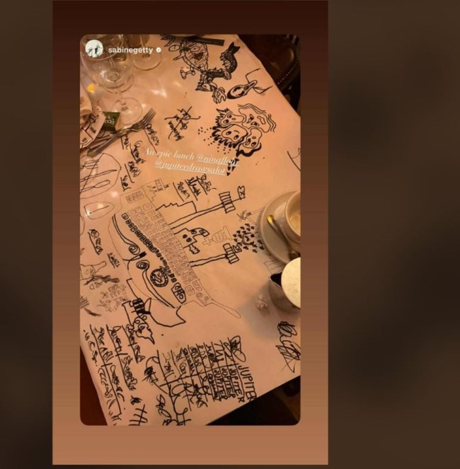 Η Νίνα Φλορ σε έξοδο με βαθύπλουτες φίλες της  - "Ένα επικό γεύμα"