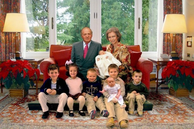 Το άθλιο photoshop που έβγαλε μάτι: Η οικογενειακή φωτογραφία των Ισπανών royals από το 2005 που ήταν ο ορισμός της γελοιότητας