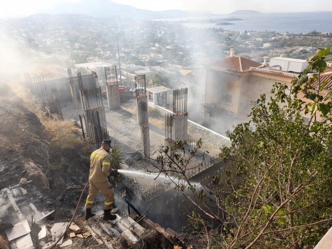 Καλύβια: Έκρηξη σε σπίτι - Επτά τραυματίες, ανάμεσά τους παιδιά - "Εσκασε" δεξαμενή υγραερίου [Εικόνες]