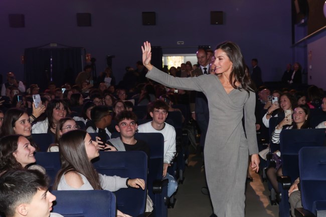 Η βασίλισσα φόρεσε over the knee μπότες: Η Λετίσια αλλάζει τα royal δεδομένα