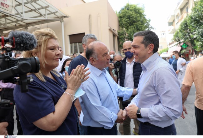 Επίσκεψη Τσίπρα στο Λαϊκό: Βιώνουμε μέρες κατάρρευσης του ΕΣΥ - Τριτοκοσμική η εικόνα των δημοσίων νοσοκομείων