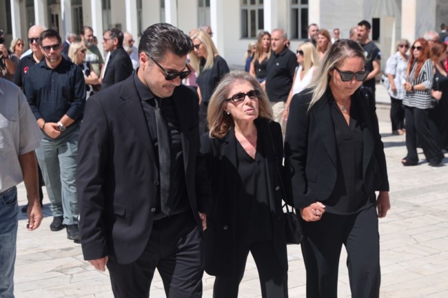 Κηδεία Δημήτρη Κωνσταντάρα: Υποβασταζόμενη η σύζυγός του, Βίκυ - Στο πλευρό της τα παιδιά της, Λάμπρος και Παυλίνα [εικόνες]
