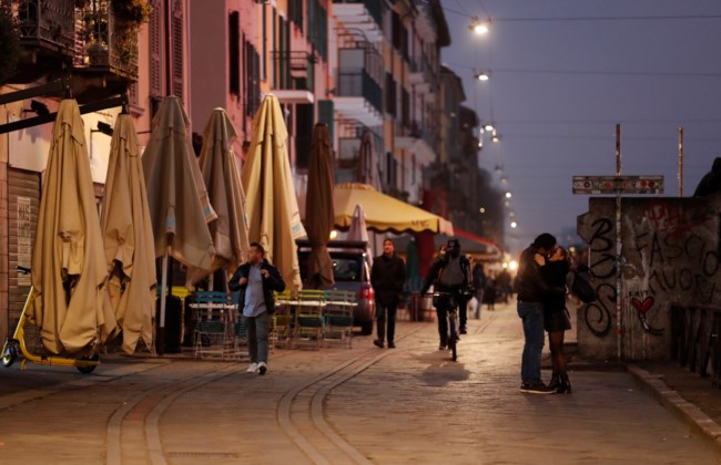 Κοροναϊός: Viral το παθιασμένο φιλί του ζευγαριού στο έρημο Μιλάνο