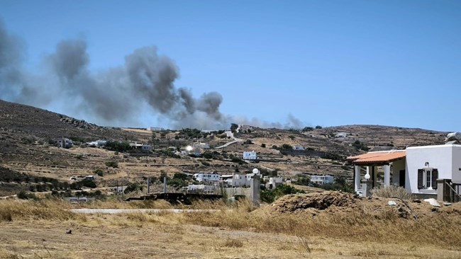 Φωτιά στη Σύρο: Καίει κοντά σε σπίτια - Μήνυμα εκκένωσης "112" για τη Χρούσα - Πυρκαγιές σε Ροδόπη και Καβάλα