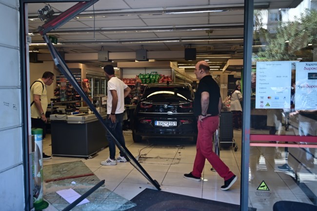 Νίκαια: Αυτοκίνητο έπεσε σε σούπερ μάρκετ στην Πέτρου Ράλλη - Τρεις τραυματίες, ανάμεσά τους δύο παιδιά, το ένα πιο σοβαρά