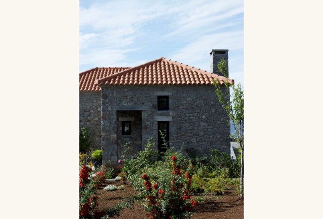 Mountain Chic στην Αράχωβα: Το κομψό εξοχικό με την απεριόριστη θέα [εικόνες]