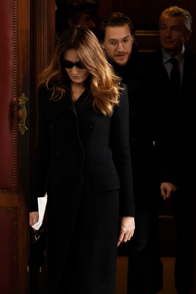 Το "Σ'αγαπώ" της Μπρούνι στον Σαρκοζί έπειτα από 20 μέρες στη φυλακή - Η κομψή εμφάνιση στα... μαύρα