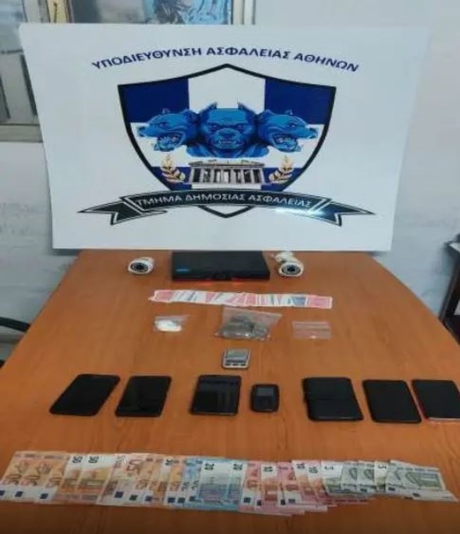 Έφοδος της ΕΛΑΣ σε σπίτι στο κέντρο της Αθήνας: Διακινούνταν ναρκωτικά και διεξάγονταν παράνομα τυχερά παιχνίδια - Έξι συλλήψεις