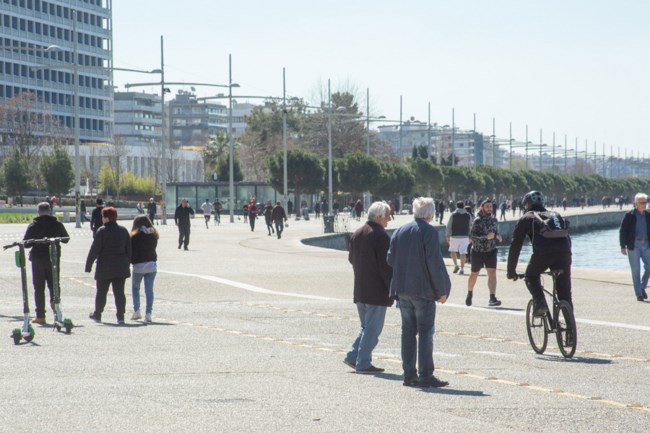 Κορονοϊός: ΔΙΑΣ - Δημοτική Αστυνομία στο "κυνήγι" των περιπατητών στην παραλία Θεσσαλονίκης