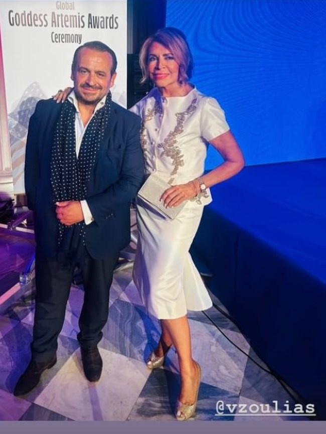 Μιμή Ντενίση: Η κομψή εμφάνιση στο Ζάππειο με λευκό ταγιέρ με ουρά και το μπλε μίντι φόρεμα της Μαριτίνας Ντενίση