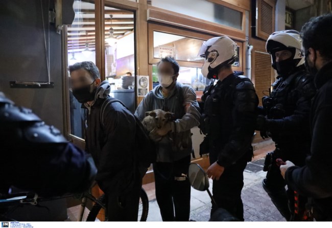 Πορεία διαμαρτυρίας 150 αντιεξουσιαστών στα Εξάρχεια μετά την έφοδο της ΕΛΑΣ στο Πολυτεχνείο - 4 προσαγωγές και 9 πρόστιμα [εικόνες]