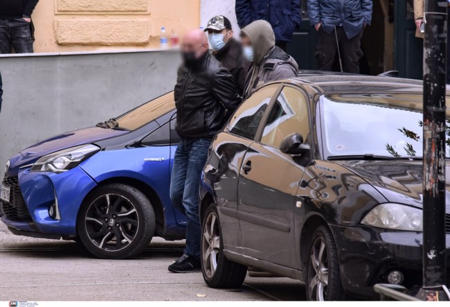 Εγκλημα στη Γλυφάδα: Στον εισαγγελέα ο 51χρονος που έστησε καρτέρι θανάτου στον σύντροφο της μητέρας του [εικόνες]