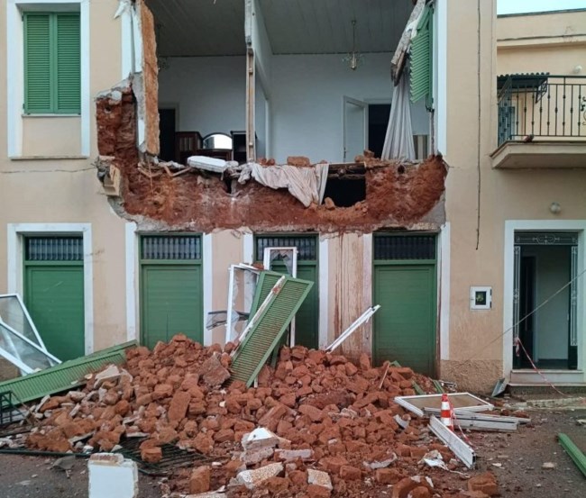 Σοβαρό περιστατικό στη Μεσσήνη: Κατέρρευσε τοίχος από την έντονη βροχόπτωση [εικόνα]