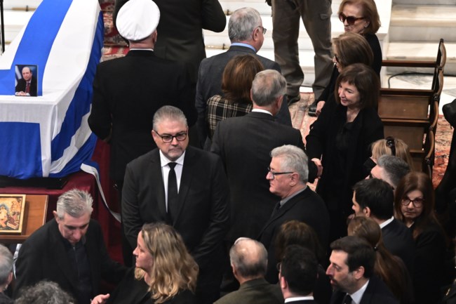 Συγκινημένος δίπλα στη σορό του Κώστα Σημίτη ο σωματοφύλακάς του, Θανάσης Φιλιππόπουλος [εικόνες]