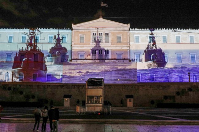 Βουλή: Κόντρα Τασούλα-Βαρουφάκη για το βίντεο για τις Ένοπλες Δυνάμεις στην πρόσοψη της Βουλής